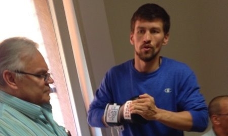 Акбербаев провел выбор перчаток перед боем с Дос Сантосом