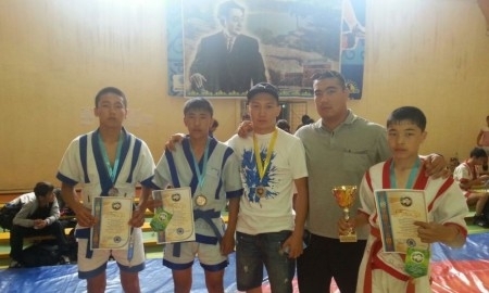 Мангистауские борцы привезли три медали с республиканского турнира по казакша курес