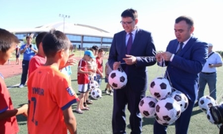 Власти Талдыкоргана раздали 1000 мячей детям города
