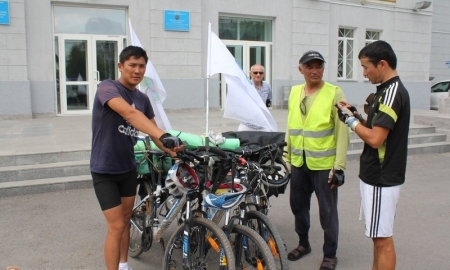 В Караганду прибыли велосипедисты, которые объедут весь Казахстан