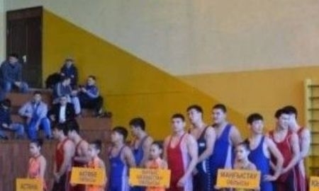В Петропавловске проходит юниорский чемпионат Казахстана по греко-римской борьбе