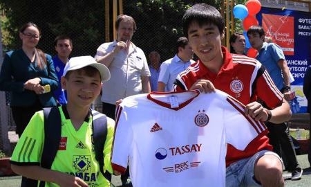 Аслан Смаков поддержал юных футболистов