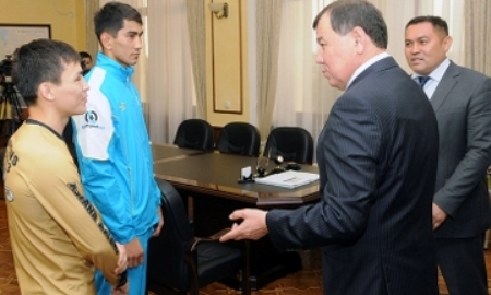 Аким Жамбылской области встретился с боксерами-победителями клуба «Астана Арланс»