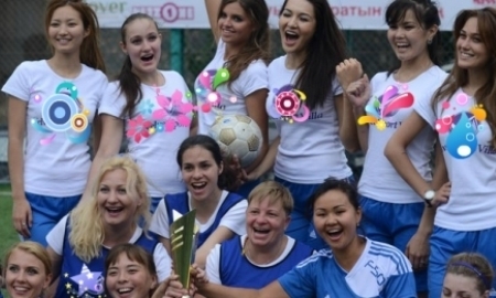  Как в Алматы журналистки играли в футбол против красавиц