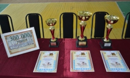 В Карагандинской области лучший палуан среди полицейских получил в подарок племенного быка