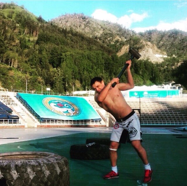 Адиль Боранбаев продолжает подготовку к бою за звание чемпиона мира