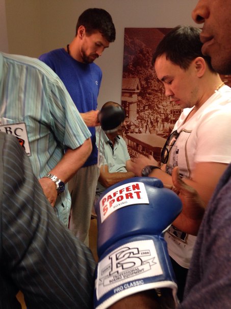 Акбербаев провел выбор перчаток перед боем с Дос Сантосом