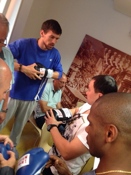 Акбербаев провел выбор перчаток перед боем с Дос Сантосом