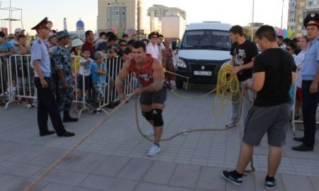 Трёхтонную «Газель» толкали атырауские силачи в День столицы