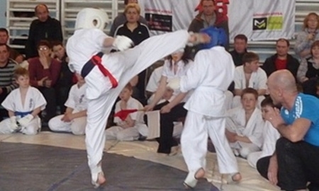 В Таразе знаменитый японский шихан Масафуми Тагахара дает мастер-класс боевых искусств