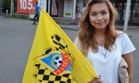 Самые красивые девушки на матче «Кайрат» — «Црвена Звезда» говорят о футболе