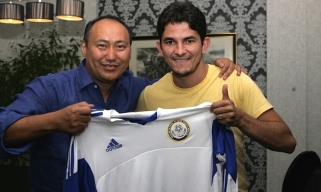 Президент «Кайрата» поздравил Дугласа с получением паспорта РК