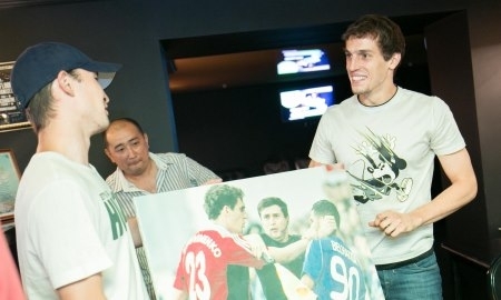 Фанаты «Актобе» поздравили Юрия Логвиненко с днем рождения