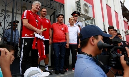 Болельщики подарили Андоне камчу