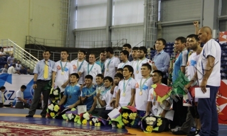 Сборная Казахстана по вольной борьбе выиграла Кубок Президента