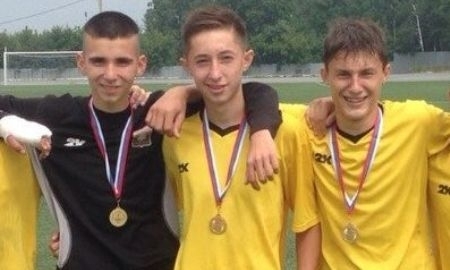 Саян Уруспаев (в центре)