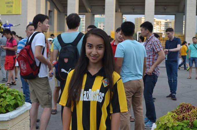 Самые красивые девушки на матче «Кайрат» — «Црвена Звезда» говорят о футболе