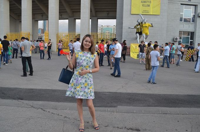 Самые красивые девушки на матче «Кайрат» — «Црвена Звезда» говорят о футболе