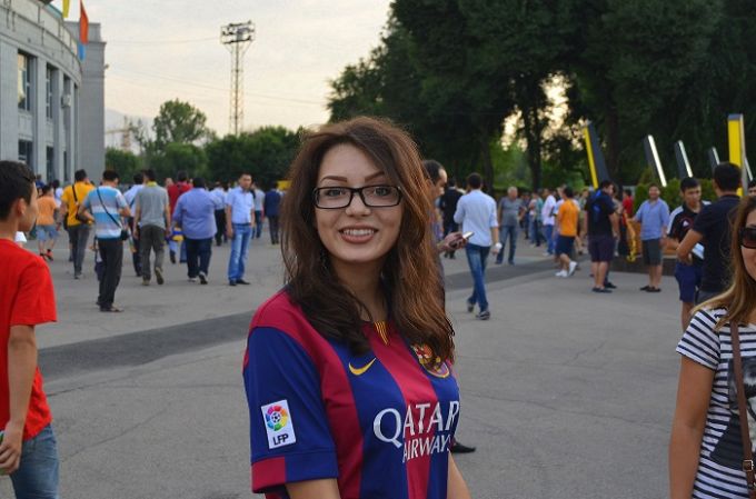 Самые красивые девушки на матче «Кайрат» — «Црвена Звезда» говорят о футболе