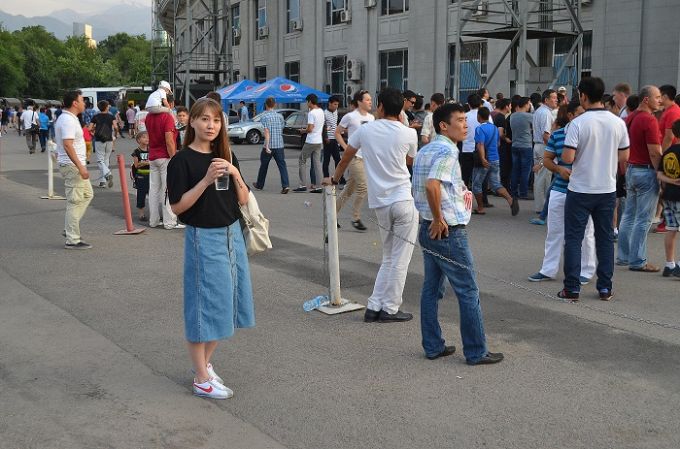 Самые красивые девушки на матче «Кайрат» — «Црвена Звезда» говорят о футболе