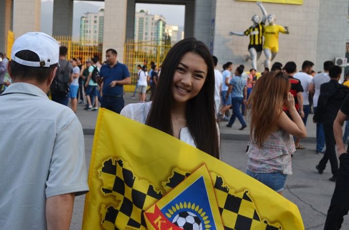 Самые красивые девушки на матче «Кайрат» — «Црвена Звезда» говорят о футболе