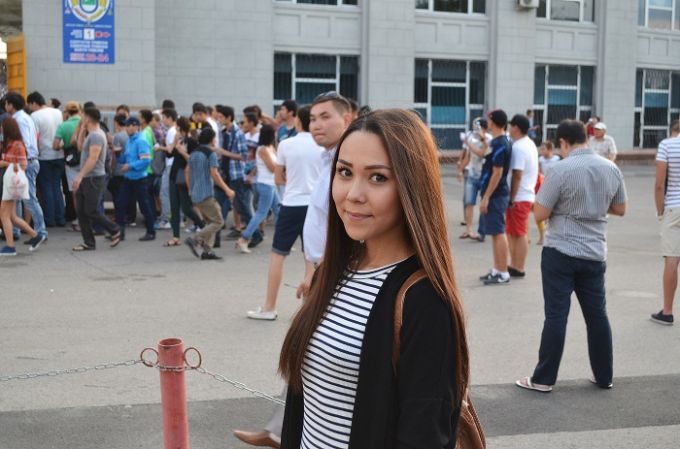 Самые красивые девушки на матче «Кайрат» — «Црвена Звезда» говорят о футболе