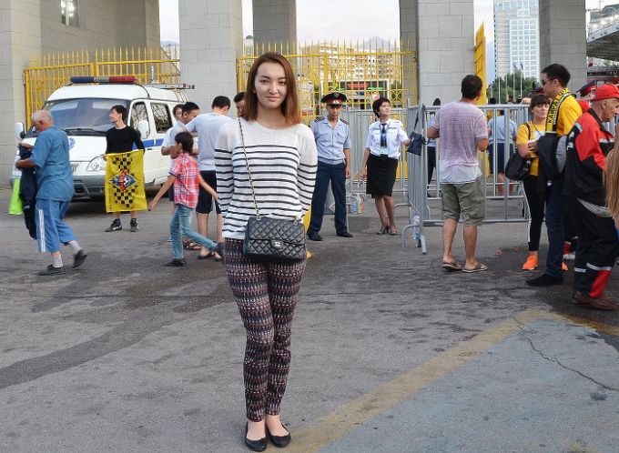 Самые красивые девушки на матче «Кайрат» — «Црвена Звезда» говорят о футболе