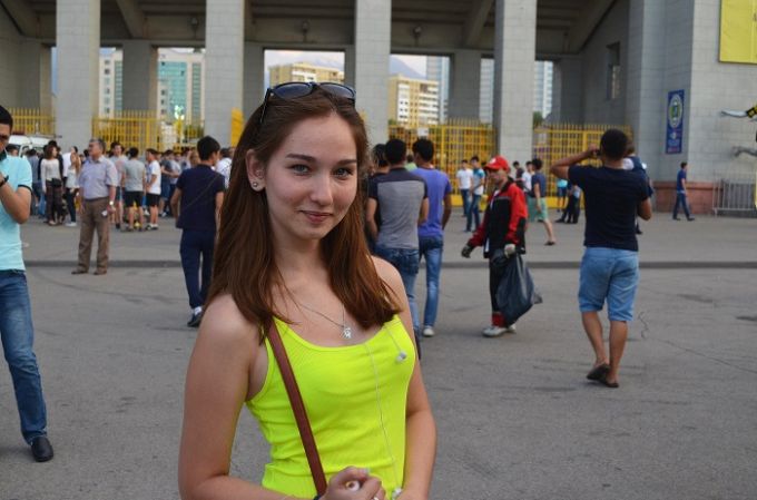 Самые красивые девушки на матче «Кайрат» — «Црвена Звезда» говорят о футболе