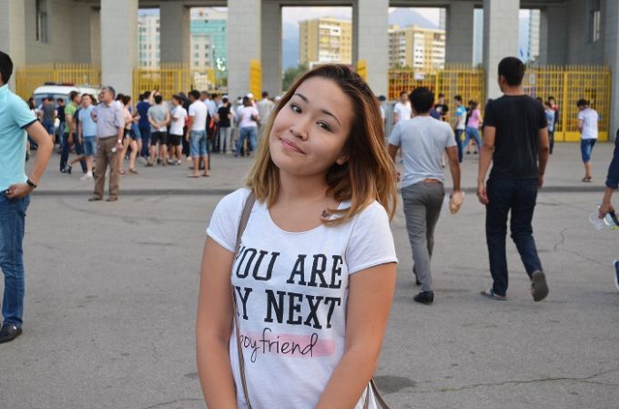 Самые красивые девушки на матче «Кайрат» — «Црвена Звезда» говорят о футболе