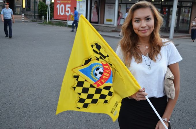 Самые красивые девушки на матче «Кайрат» — «Црвена Звезда» говорят о футболе