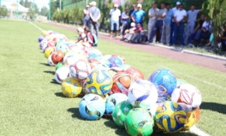 Юным футболистам Талдыкоргана вручили 500 мячей 