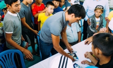 Олимпийский чемпион Серик Сапиев встретился с юными боксерами Мангистау 