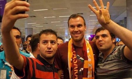 «Галатасарай» уволил менеджера, виновного в срыве трансфера Кевина Гросскройца