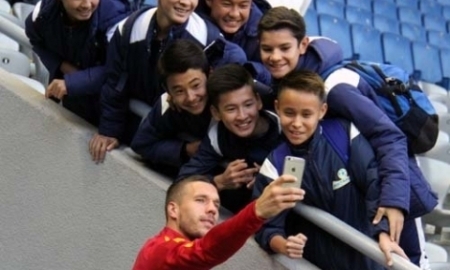 Лукаш Подольски выполнил просьбу юных футболистов Астаны 