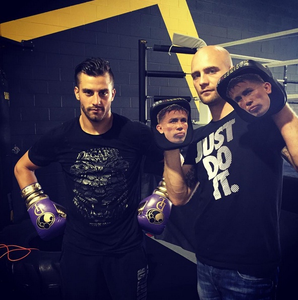 Давид Лемье поместил фото Геннадия Головкина на боксерские лапы