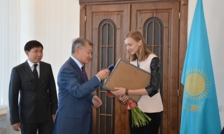 Сертификат в 1 миллион тенге вручили чемпионке мира Ольге Рыпаковой