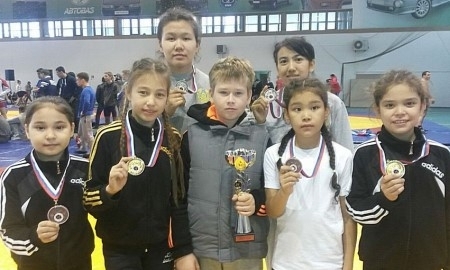 Юные спортсменки из Актау завоевали медали на международном турнире по вольной борьбе