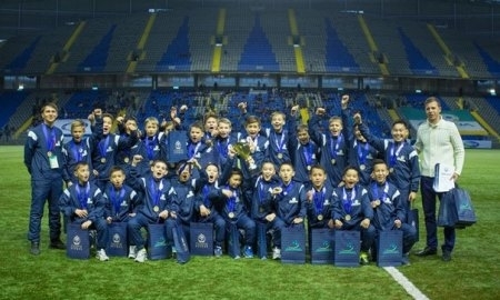 «Астана»-2003 награждена на матче «Астана» — «Ордабасы»