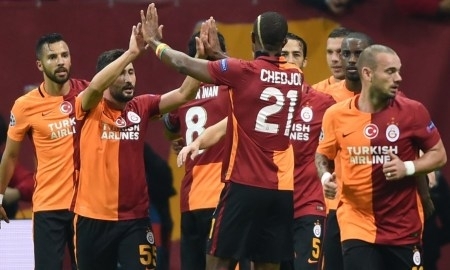 «Галатасарай» дома переиграл «Бенфику»