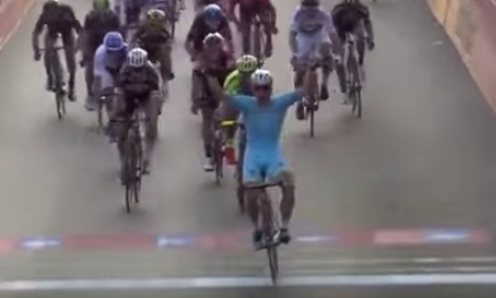 Видео победного финиша Андреа Гуардини на первом этапе «Тура Абу-Даби»