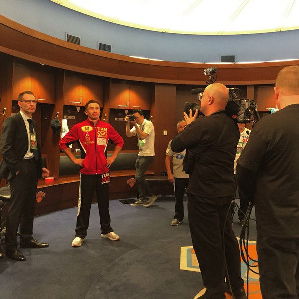 Геннадий Головкин позировал перед фото и видеокамерами в раздевалке