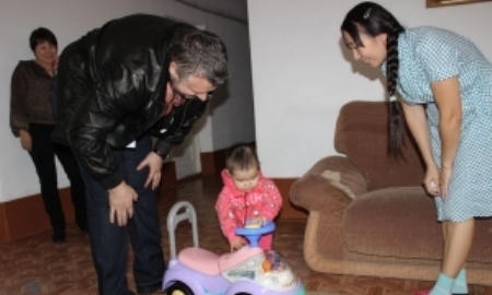 Агент Сергей Цырин оказал финансовую помощь костанайским детям