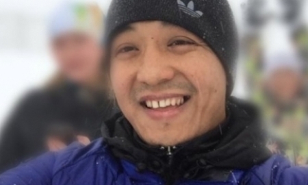 На Елдоса Чикенова могли напасть двое мужчин с ножом, когда тот выходил из собственной квартиры