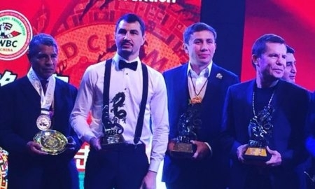 Геннадий Головкин получил награду от WBC 