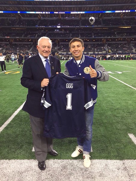 Геннадию Головкину вручили форму команды NFL