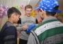 Хоккеисты «Барыса» посетили Детскую деревню