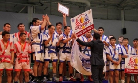 Палуаны из Семея получили 10 миллионов тенге за победу в Кубке Федерации қазақ күресі