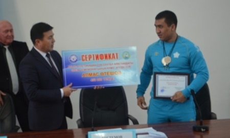 В Кызылординской области наградили Алмаса Отешова