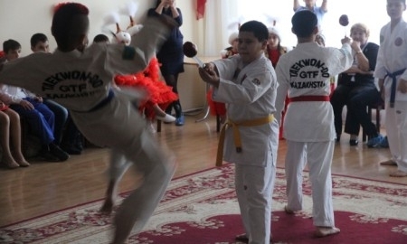 В Уральске таэквондисты показали мастер-класс сиротам