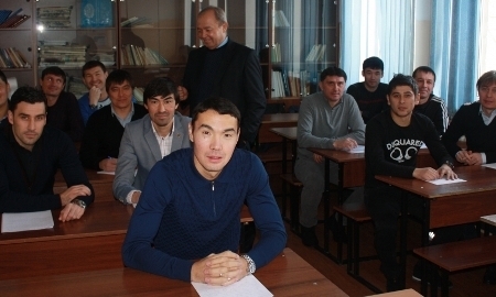 Звёзды казахстанского футбола сели за парты